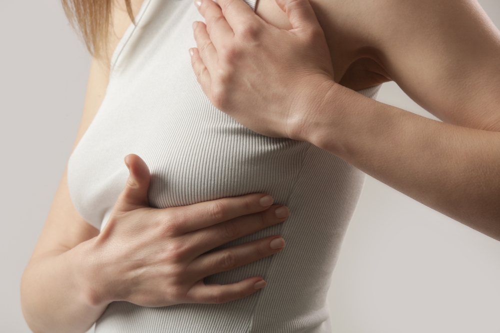 femeie palpeaza sanii