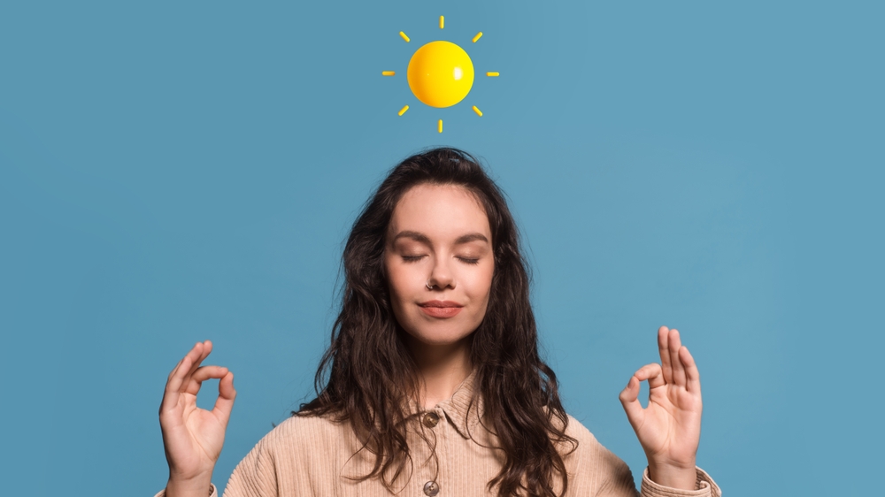 o femeie relaxată simbolizând echilibrul hormonal