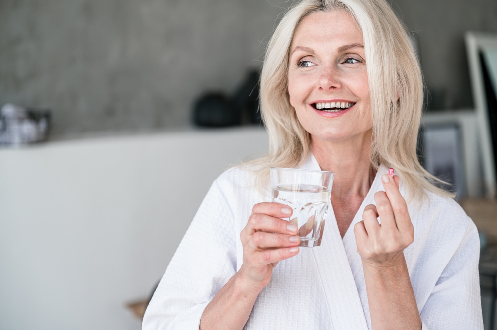 femeie la menopauza luand o pastila