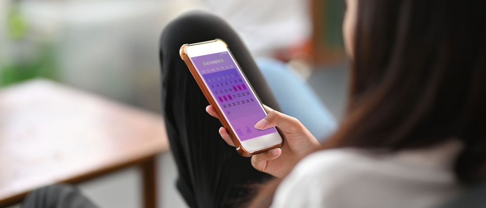 Mana unei femei pe telefon, in aplicatie de urmarire a menstruatiei