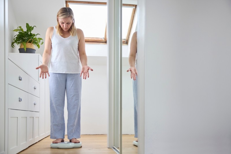 Femeie de vârstă mijlocie cu simptome de menopauză