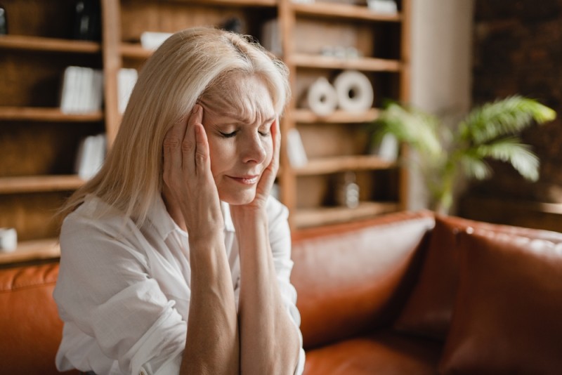 O femeie la menopauza aratand ingrijorata