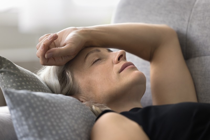  Femeie in varsta ganditoare, simbolizand menopauza 