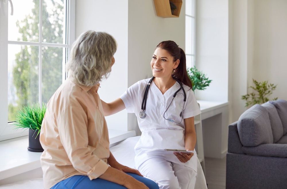 Femeie la menopauza, vorbind cu doctorul
