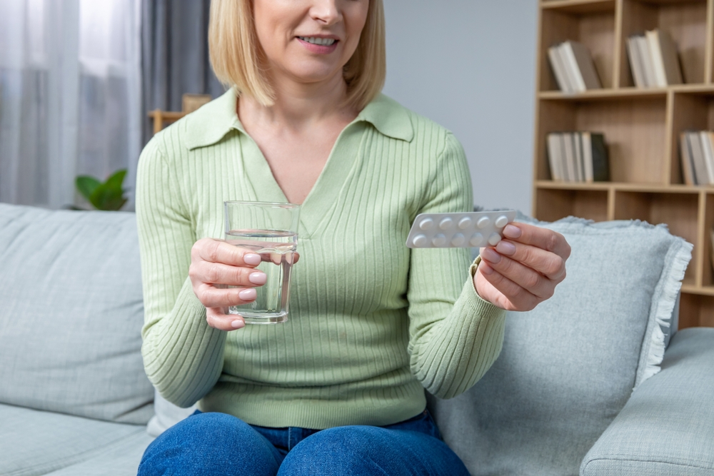 Femeie trecuta de menopauza luand medicamente pentru substitutia hormonala