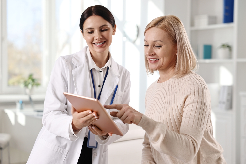 Consult medical pentru perimenopauza, pacienta si doctorita privind rezultatele analizelor