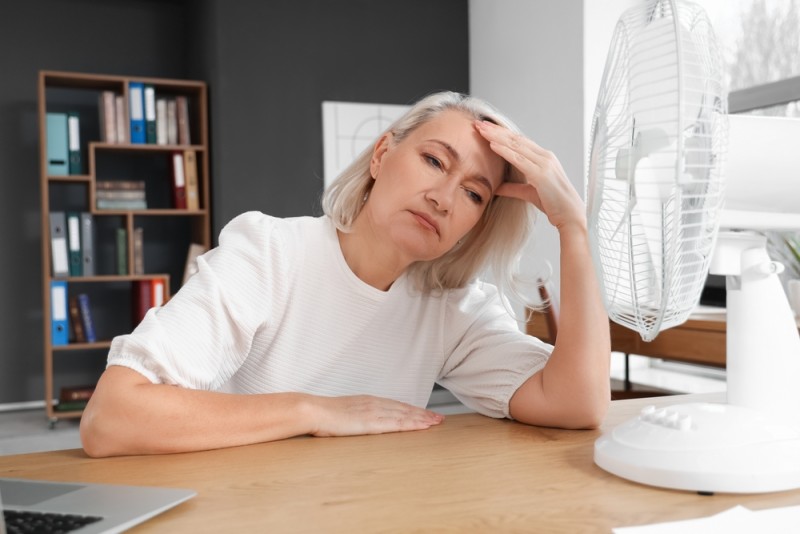  Femeie de vârstă mijlocie cu simptome de menopauză 