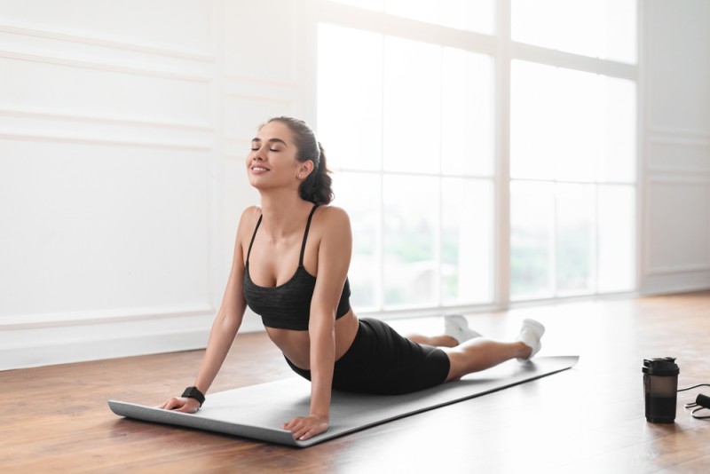 femeie care face exerciții pentru a reduce durerea abdominală