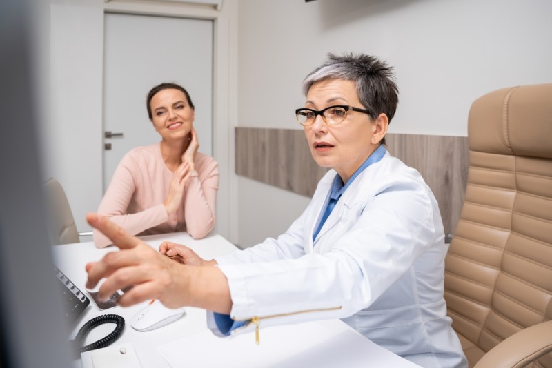 Femeie la doctor avand o discutie despre premenopauza și menopauza precoce