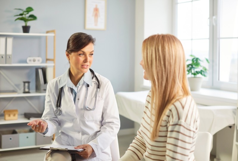 Femeie la menopauza discutand cu doctor 