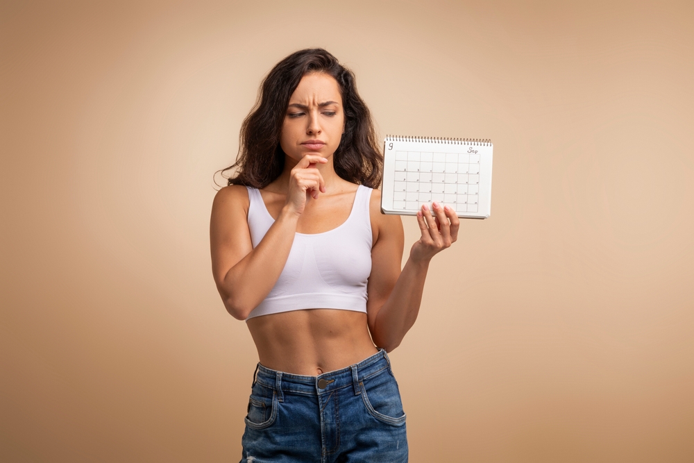 o femeie tinand in mana un calendar